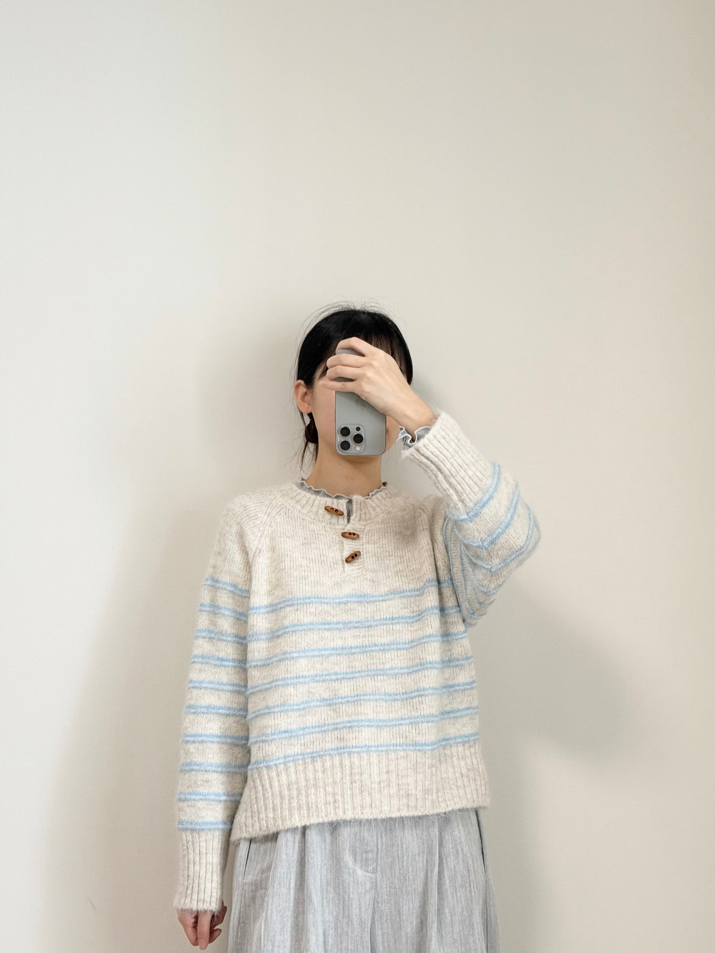 燕麥牛角扣毛衣